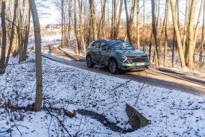 KIA w scenerii zimowej.