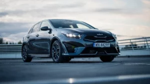 Kia Ceed hatchback – kompaktowy, rodzinny hatchback segmentu C z przestronnym wnętrzem, widok ¾ z przodu